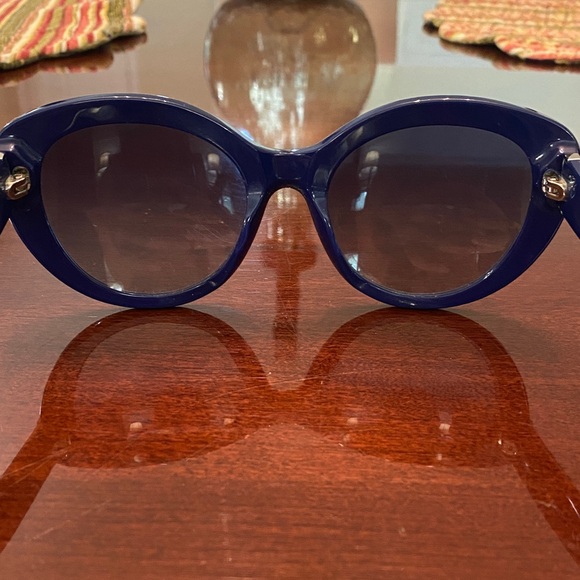 Stylish Blue and White Geometric Sunglasses - Picture 8 of 8
